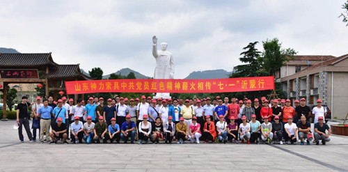 所有参加活动人员在毛主席塑像前合影_副本.jpg