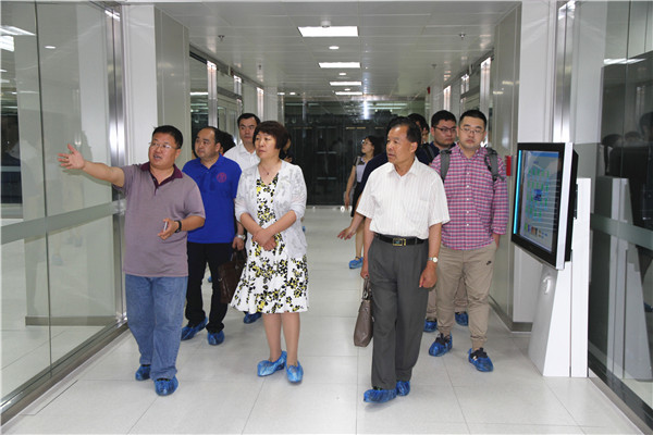 潘景山副主任(左一)向与会人员介绍国家超级计算济南中心的有关情况.jpg