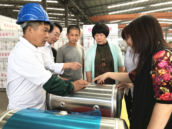 山东省装备制造业协会会长高玲（左四）参观水泊焊割产品_600.jpg