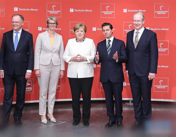 德国总理默克尔（中）和墨西哥总统恩里克·培尼亚·涅托（右二）在汉诺威工业博览会开幕式前合影_副本.jpg